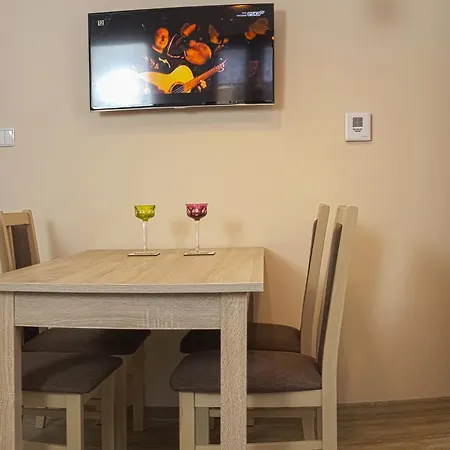 Cozy With Garden Apartamento